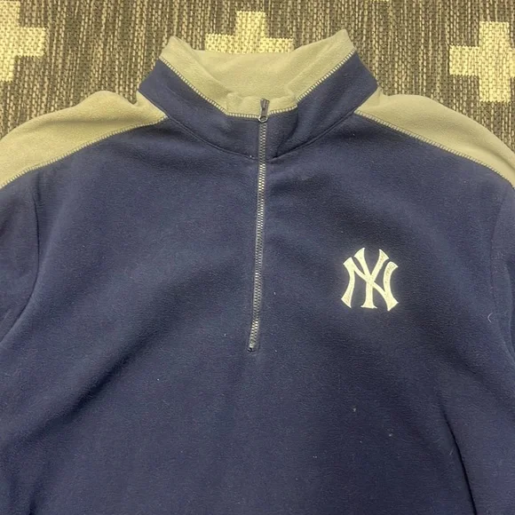 Majestic Yankees Medium Fleece - Picture 2 of 3